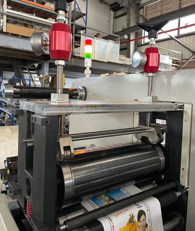 Полуавтоматическая ротационная машина для высечки с функцией продольной резки и перемотки HMQ-350JA