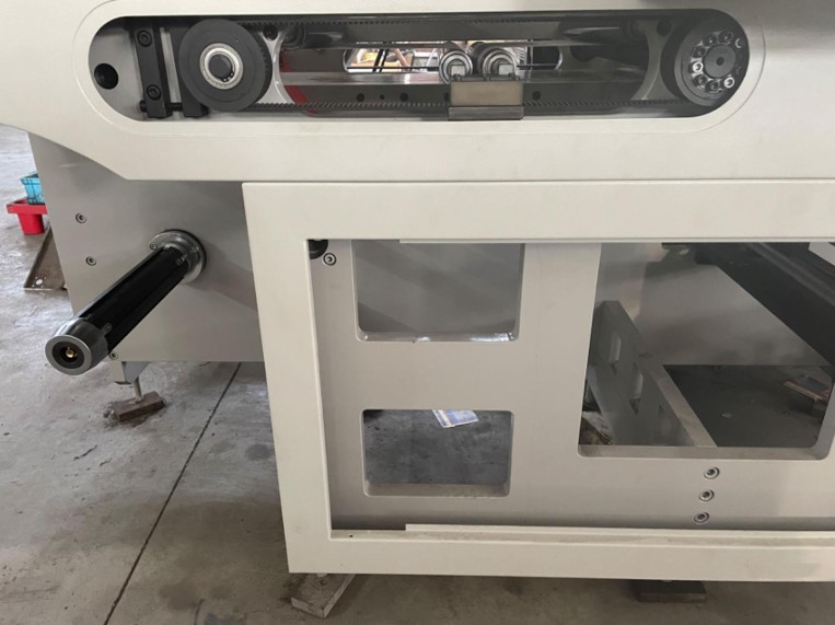 Полуавтоматическая ротационная машина для высечки с функцией продольной резки и перемотки HMQ-350JA