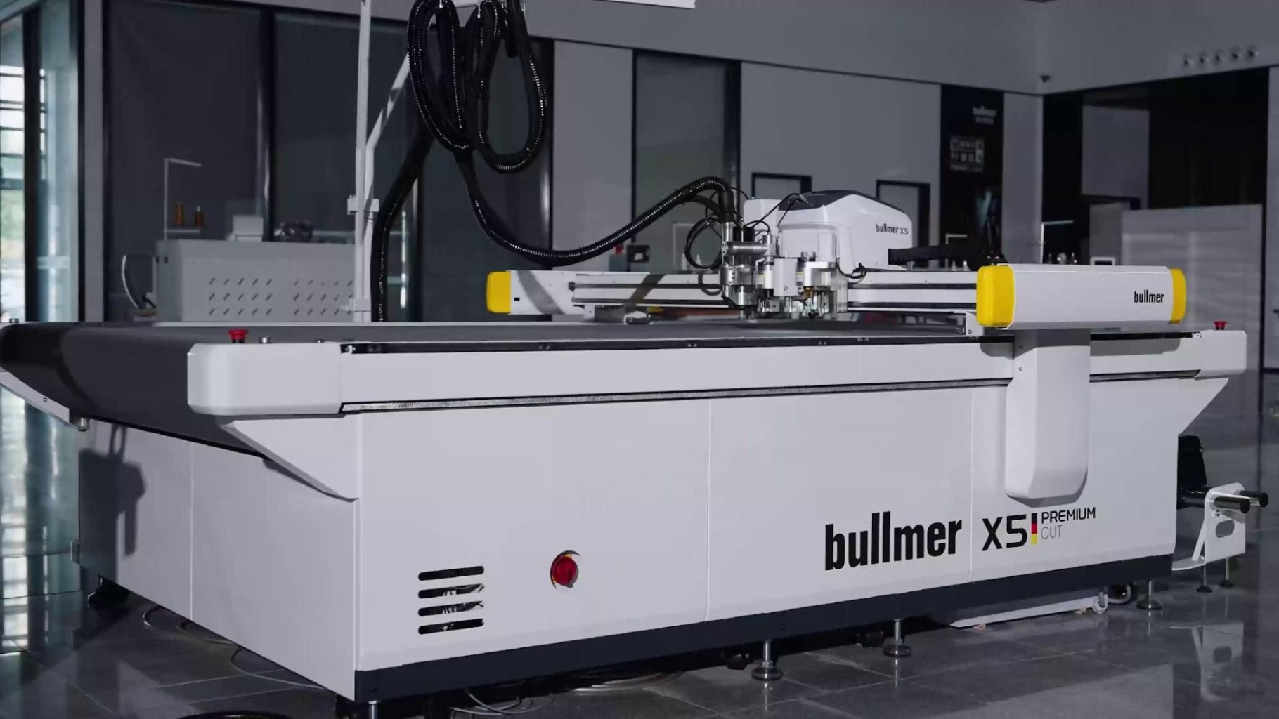 Режущий плоттер BULLMER X5 для цифрового раскроя рекламных материалов после широкоформатной печати
